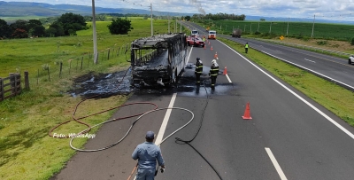 Ônibus de trabalhadores rurais pega fogo na SP-333 em Marília