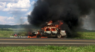 Carro é destruído por incêndio na BR-153 em Marília