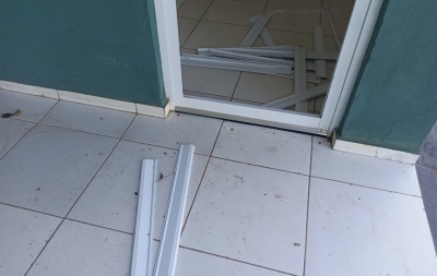 Banheiro público é depredado por vândalos em Marília