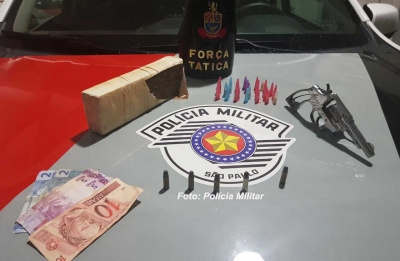 Rapaz é preso pela Força Tática com armas e drogas