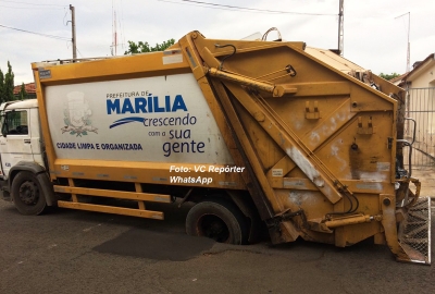 Caminhão de coleta de lixo fica enroscado