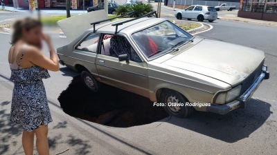 Susto: carro quase é engolido por cratera aberta após rompimento de rede de água