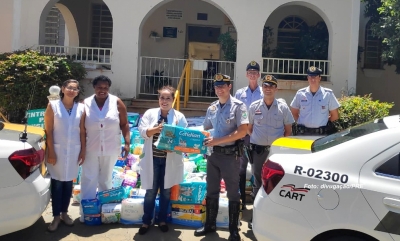 Polícia Rodoviária entrega quase 2 mil fraldas à asilo em Marília