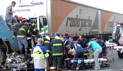 Engavetamento na saída de Marília envolve cinco veículos e deixa 3 pessoas feridas