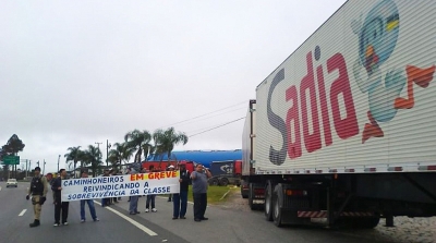 Greve dos Caminhoneiros: Temer sanciona lei do frete mínimo e veta anistia a multas