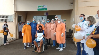 Emoção: paciente de covid tem alta na UPA em Marília após 10 dias de tratamento