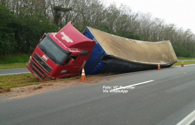 Carreta carregada com cerveja tomba na rodovia