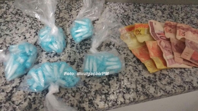 Rapaz briga com policiais ao ser surpreendido com drogas, mas acaba preso