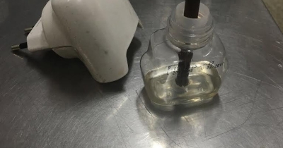 Bebê é internado após ingerir inseticida de tomada 