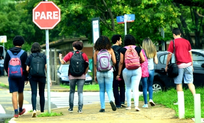 Adolescentes pioram a alimentação e aprendizado durante pandemia, apontam pesquisa