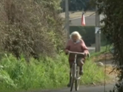 Mulher de 90 anos anda 30 km por dia de bicicleta e vira sensação na web