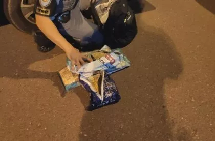 Homem sai do carro ‘gatinhando’ e acaba preso por embriaguez ao volante