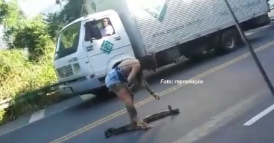 Mulher retira jiboia do meio de rodovia e vídeo viraliza