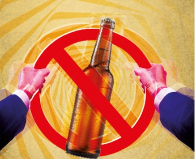 Amigos saem para beber e quase batem o carro em viatura da PM