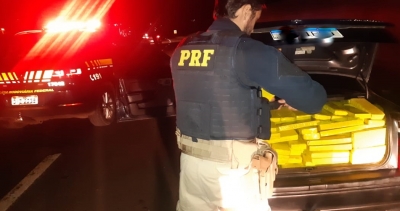 PRF apreende carro com mais de 340 quilos de maconha. Motorista foi preso