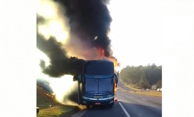 Ônibus é destruído por incêndio após pneu estourar em rodovia