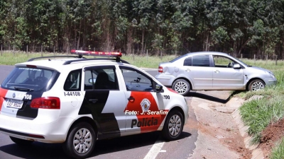 Criminoso rouba carro de PM e capota ao tentar fugir de cerco policial
