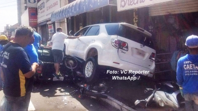 Caminhoneta sem controle atinge motos e carros no centro. Quase provocou tragédia