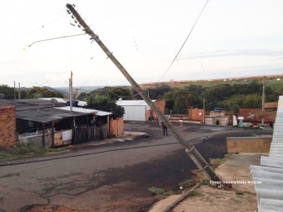 Caminhão derruba poste de energia e motorista foge, na zona norte