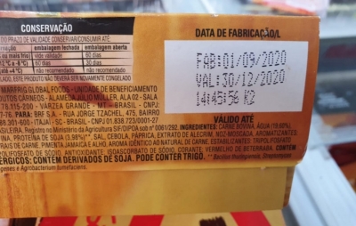 Após denúncia, Vigilância Sanitária retira produtos vencidos em supermercado