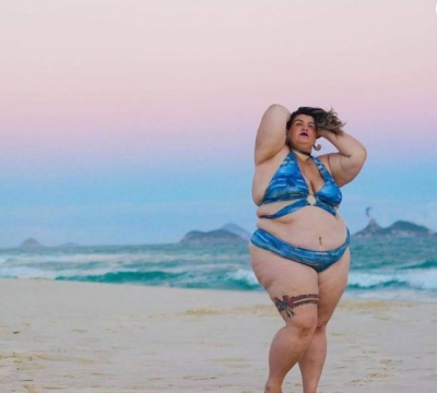 Dançarina plus size de Anitta em campanha de moda praia.