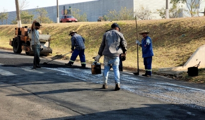 Operação tapa-buracos é realizada em quatro bairros de Marília