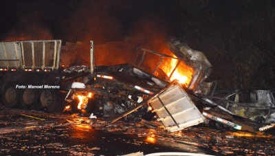 Motorista morre carbonizado em incêndio após acidente. Três veículos são destruídos