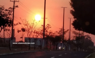 Por que a lua e o sol estão mais alaranjados esses dias?