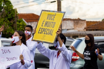 Linha de frente: fiéis fazem oração pelos funcionários da Santa Casa de Tupã