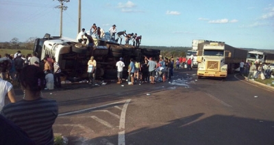 Caminhão de cerveja que saiu de cidade na região é saqueado em MS