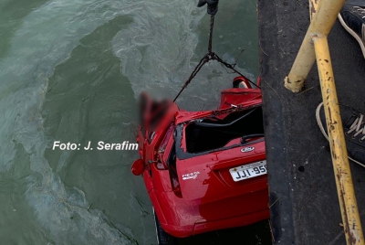 Bombeiros resgatam corpos de três mulheres que morreram após carro cair de ponte