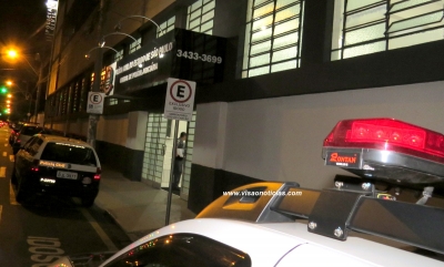 Rapaz tenta ajudar motociclista e acaba assaltado