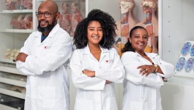 Pai, mãe e filha realizam juntos o sonho de cursar o ensino superior