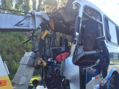 Acidente ônibus e caminhão de gás mata um e fere 33 pessoas
