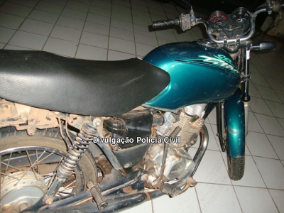 Polícia Civil recupera moto e prende dupla