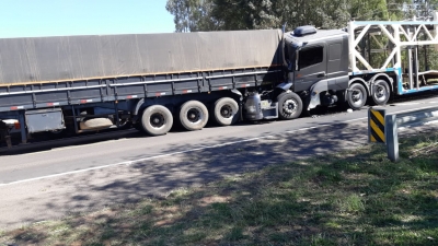Acidente envolvendo carreta e caminhão provoca engarrafamento na BR-153