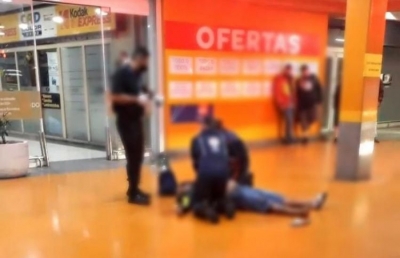 Homem negro é morto por seguranças dentro de supermercado
