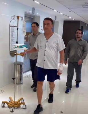 Obstrução intestinal se desfez e médico descarta operar Bolsonaro