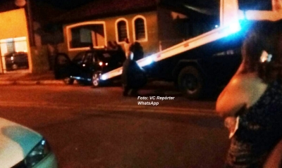 Rapaz acusado de embriaguez bate o carro e depois dorme ao volante