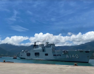 Maior navio da Marinha chega em São Sebastião para atender vítimas de temporal