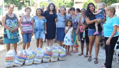 Fundo Social entrega cestas básicas no bairro Homero Zaninoto