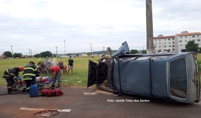 Motorista perde o controle e bate carro em poste em Marília