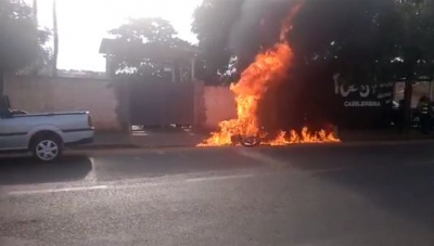 Empresária se revolta com fiscalização e ateia fogo na própria moto