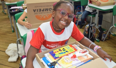 Pompeia: crianças recebem kits escolares na volta às aulas da rede municipal