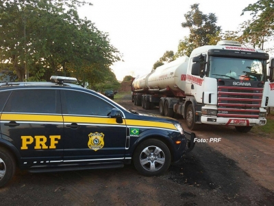 Carreta transporta produto de forma irregular e é apreendida pela PRF
