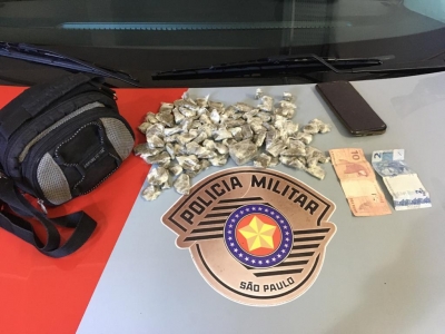 Adolescente é flagrada vendendo maconha na Favela do Gás