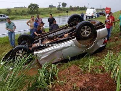 Caminhonete de luxo capota na SP-294.