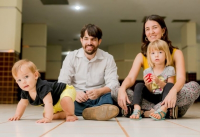 Pai e mãe deficientes visuais contam como cuidar dos filhos pequenos