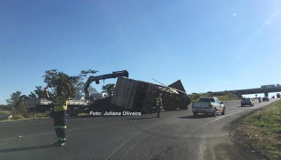 Após acidente com carreta, DER libera trecho da SP-294 em Marília
