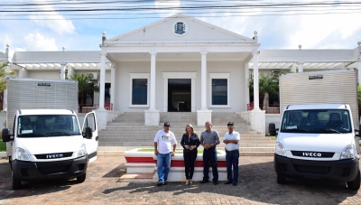 Renovação da frota: Mais dois novos caminhões são recebidos na Prefeitura de Pompeia